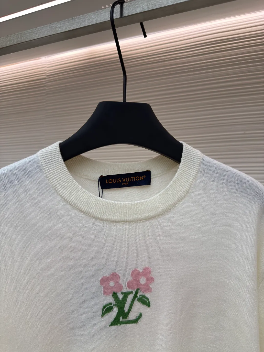 LOUIS VUITTON woolen short sleeves with floral logo ●Authentic product: Purchased and developed at 9250 ●Item number: 1680130-A55 ●Fabric: pure cotton fabric ●Technology: woolen fabric ●Version: fitted version ●Weight: about 258 grams ●Size: XS-S-M-L ●Description: Knitting is carried out using a Stoll 14-needle ultra-fine machine imported from Germany worth 47W. It is knitted at a parallel and even speed with reference to the original single-sided partial mesh bottom hanging wool structure. Each piece takes 270 minutes. During the weaving, 16 sand spits are used to alternately knit back and forth. The number of knitting rows for a single front garment hanging wool is as high as 6352. The newly woven garment has so many knots that it requires It requires pure manual thread picking, knot head inspection, random inspection before seam picking, washing, original main label, wash mark, details down to the height of the wash mark, stitching method, and final ironing. Only after a general inspection can it be packaged and shipped. It is not like those ordinary computerized flat knitting machines. In order to rush the goods, the speed is turned to the limit, and the stitches of the knitted garments are different in size, code, and patterns. The overall wiring is straight and delicate, the fabric is comfortable and soft, and the color is consistent without color difference. It can be matched with the same style to create a fashionable look and control various occasions. Customized accessories, complete with three standards, same style for men and women!